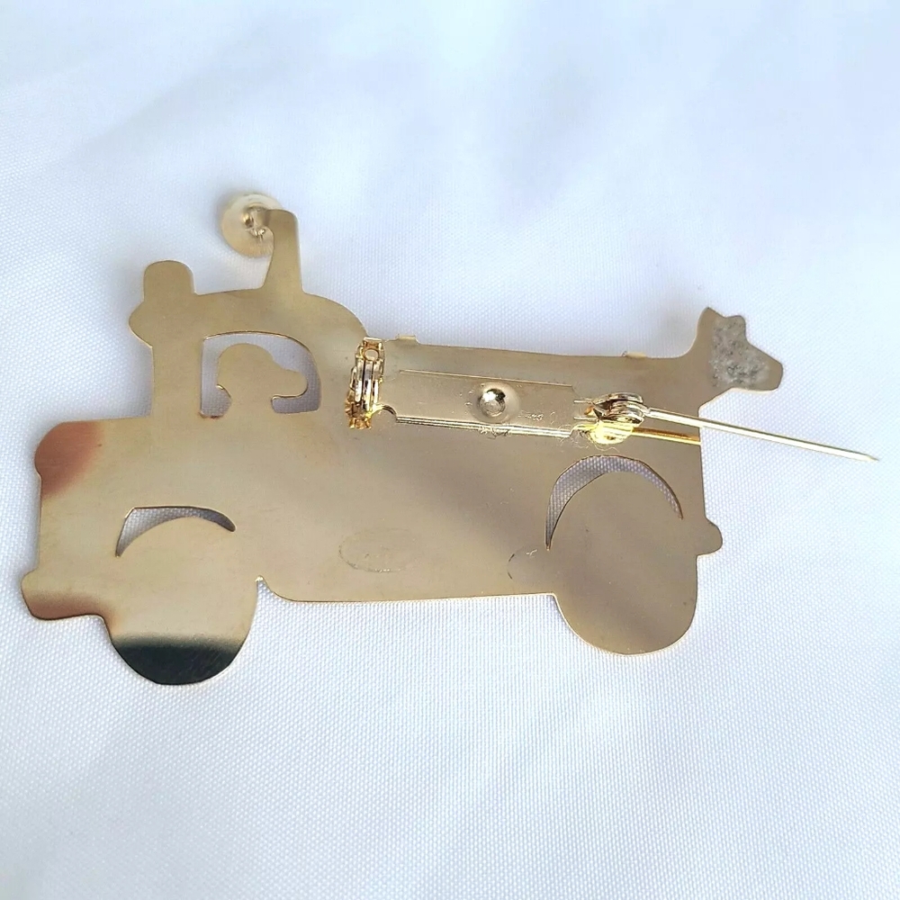Two Hands Firefighter Firetruck Engine Enamel Pin Brooch Bell Fire Truck Vintage - Picture 3 of 4